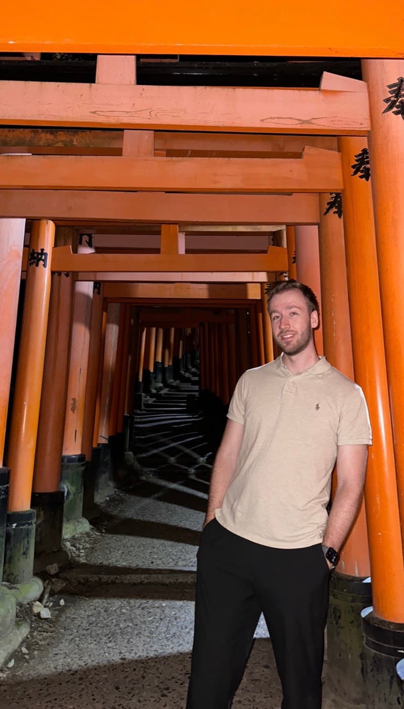 Marvin, Gründer von JapanFaden, an den Fushimi-Inari-Toren in Kyoto